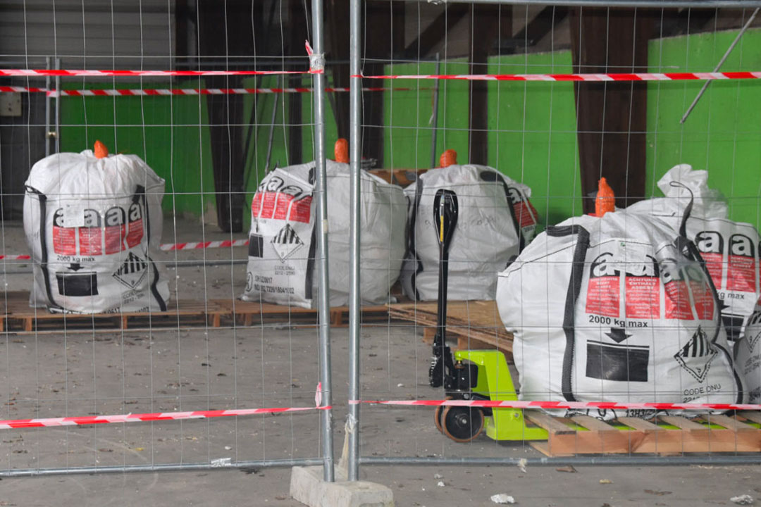 Désamiantage fosses atelier réparation poids lourds pour la ville du Havre.